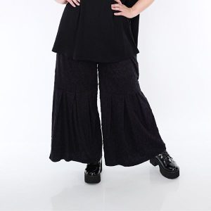 Weite schwarze Hose